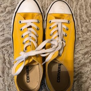 Yellow low top converse